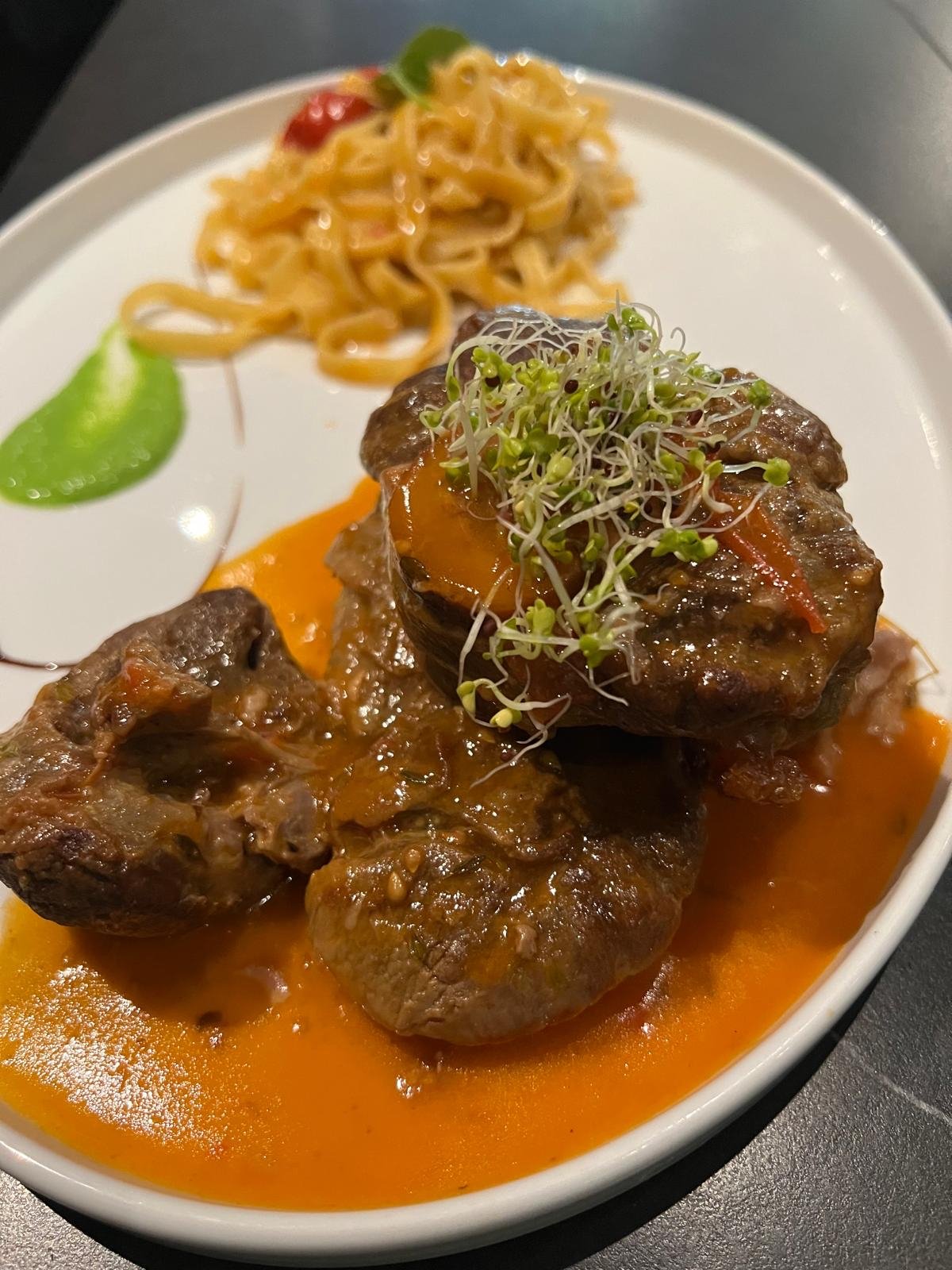 Geschmortes Rindfleisch in Barolo-Sauce mit hausgemachter Pasta und Kräutern