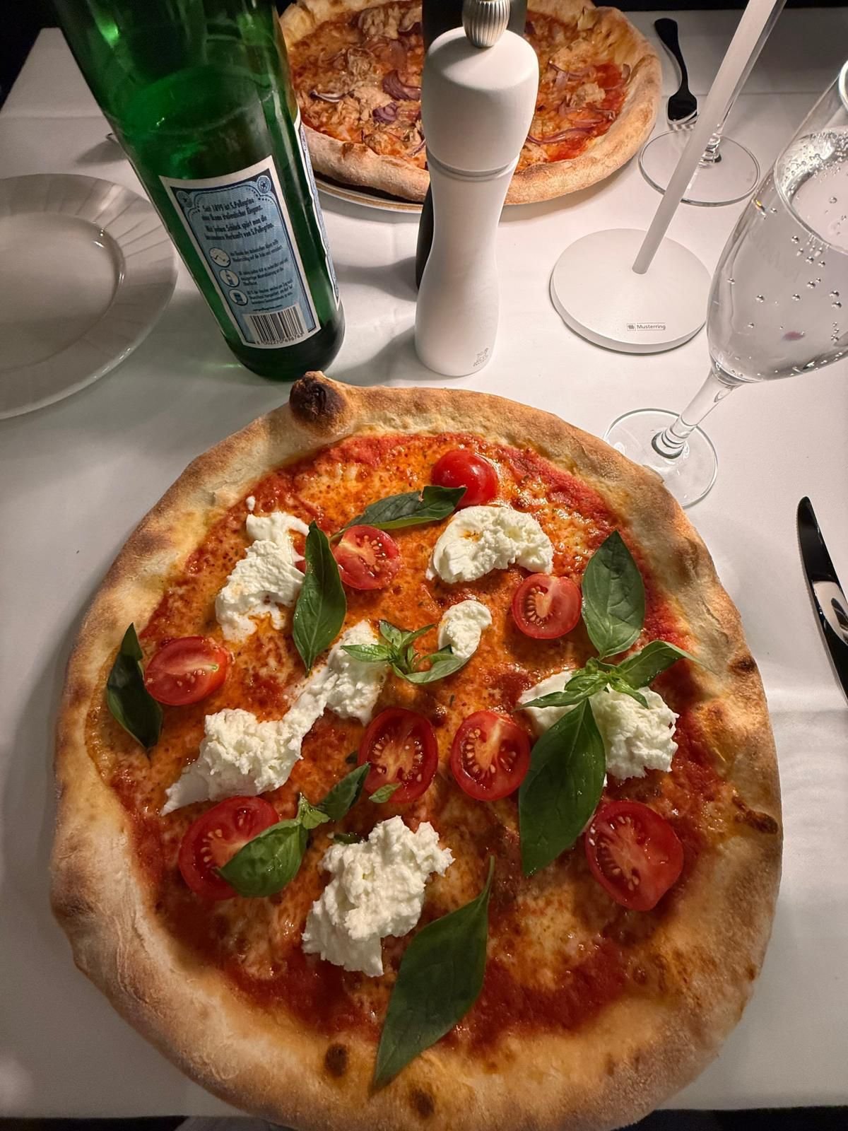 Klassische Margherita Pizza mit Tomaten, Mozzarella und Basilikum