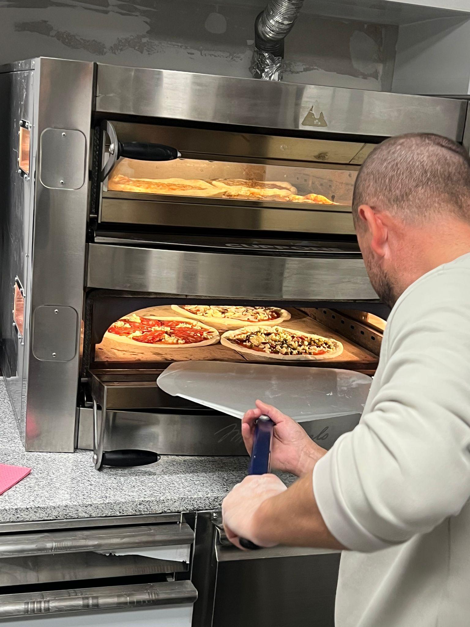 Frische Pizzen im professionellen Steinofen