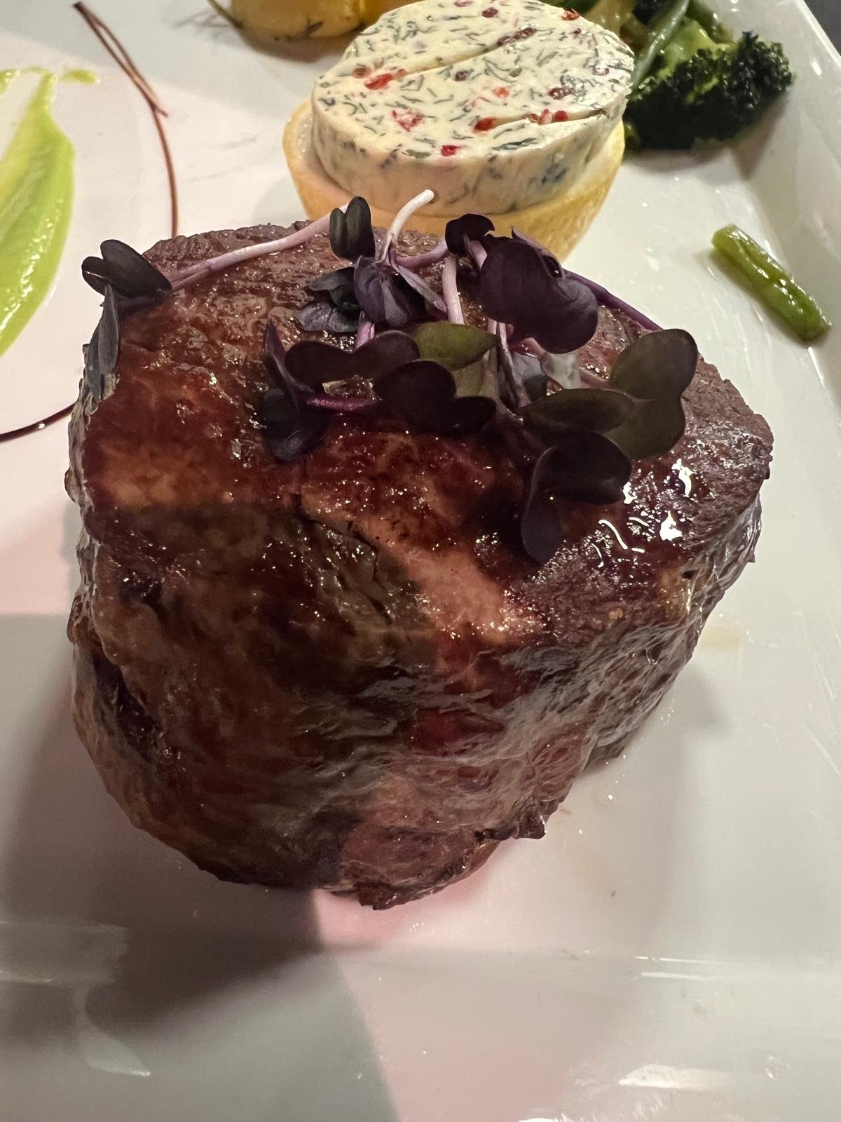 Gegrilltes Steak mit buntem Gemüse auf dunklem Teller